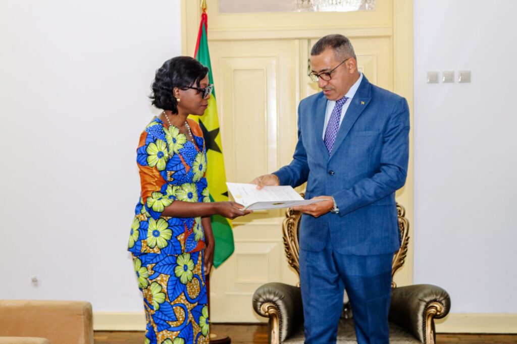 Le Président de la République Démocratique de Sao Tomé et Principe, SEM Carlos Manuel VILA NOVA a reçu en audience l’Envoyée Spéciale de SEM Denis SASSOU N’GUESSO, Président de la République du Congo, Président de la Commission Climat du Bassin du Congo (CCBC), Madame Arlette SOUDAN-NONAULT