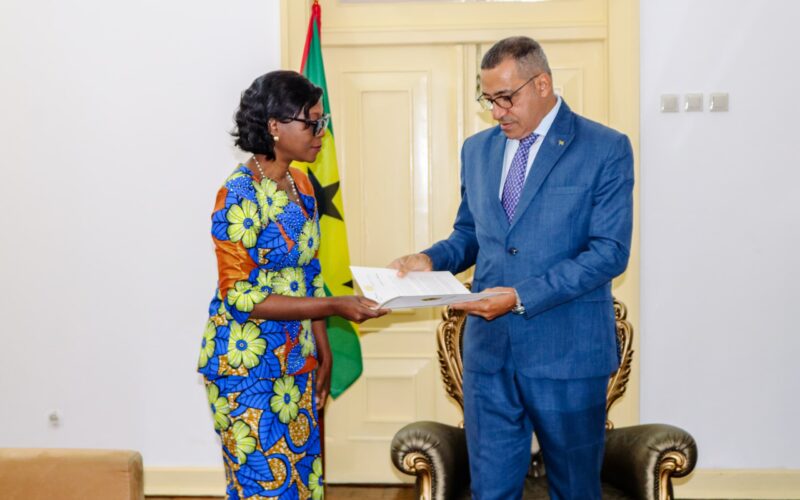 Le Président de la République Démocratique de Sao Tomé et Principe, SEM Carlos Manuel VILA NOVA a reçu en audience l’Envoyée Spéciale de SEM Denis SASSOU N’GUESSO, Président de la République du Congo, Président de la Commission Climat du Bassin du Congo (CCBC), Madame Arlette SOUDAN-NONAULT